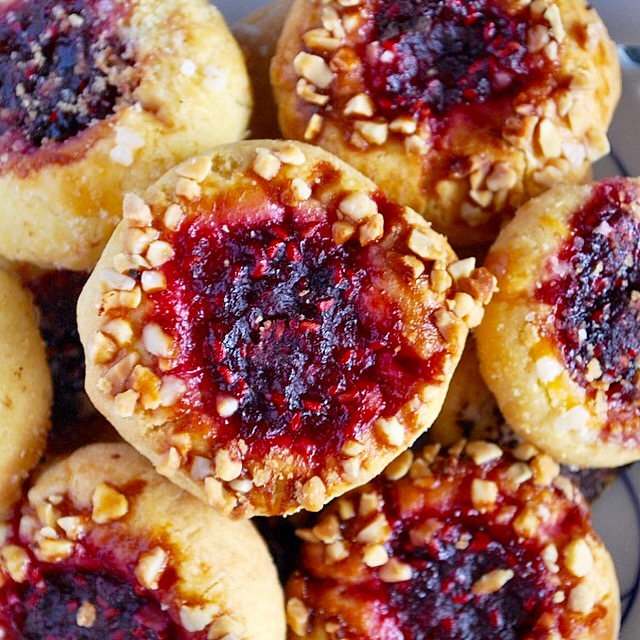 German Raspberry Thumbprint Cookies - Husarenkrapfen - Ahu Eats